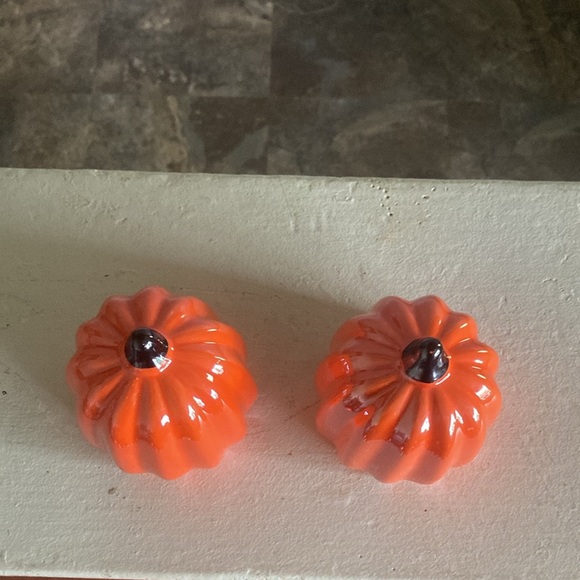 NWT- Set of 2- Vibrant Orange Pearl Glazed Porcelain Pumpkin Decorations - Picture 4 of 17
